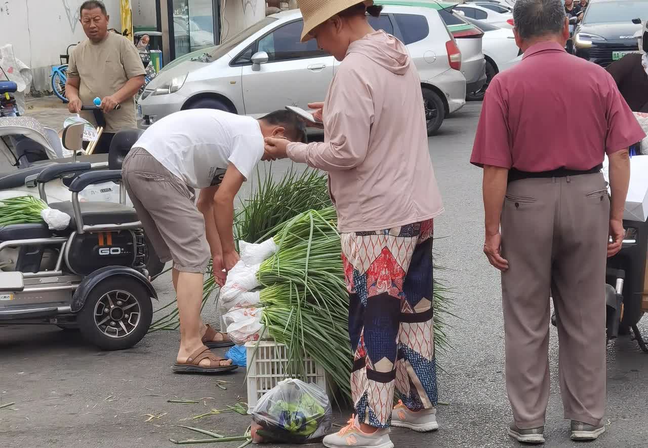 今天路过郑州市勤劳街，见到一位卖葱的大哥，他拉了一堆葱，摆出来一会儿被抢光，只因