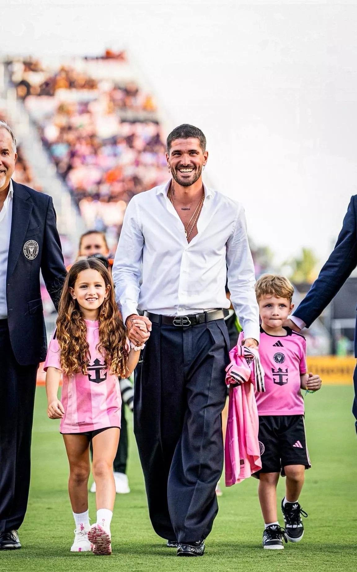 迈阿密国际盛大仪式欢迎德保罗加盟，德保罗孩子们和爱侣见证这一时刻。