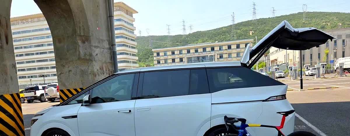 陈震给小鹏一点建议：他其实非常喜欢小鹏的这款车，经常在用，直播在使用的时候，他发