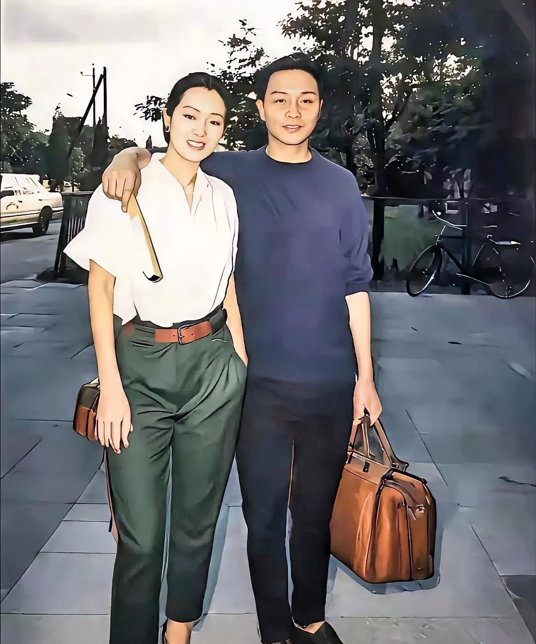 天呐！这对的氛围感也太绝了吧！
家人们，谁能认出这两位是谁？女生穿白衬衫配墨绿裤