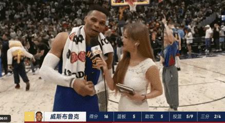 威少看到美女很开心！周玲安魅力不减！
    周玲安长期赴美报道，凭专业与亲和力