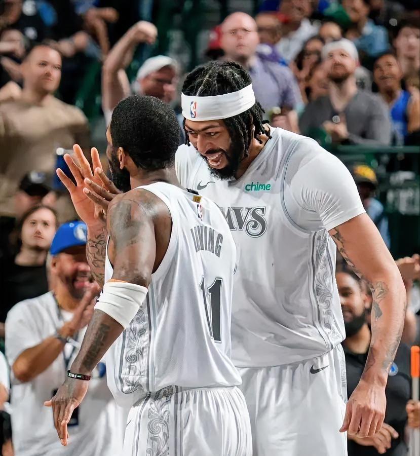 美记Jake Fischer消息，独行侠管理层已下达“最后通牒”：未来一个月将全