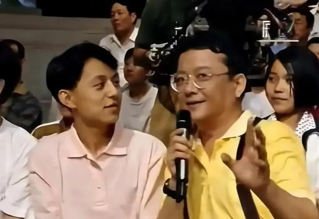 王刚年轻时是著名主持人，称得上主持界的天花板，他曾是中央电视台播音指导。看他年轻