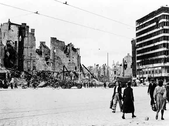 1946年，柏林波茨坦广场 ，到处是战争中被炸毁的建筑物。