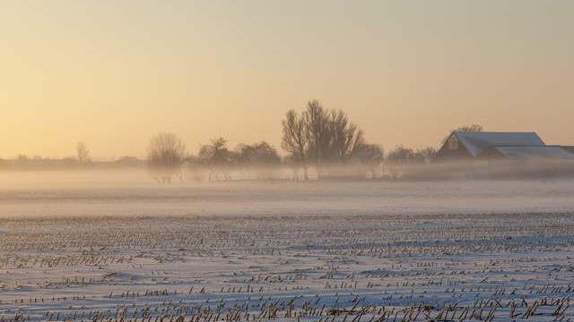 静电满车间，一碰就“扎手”？这些防护招数快收好