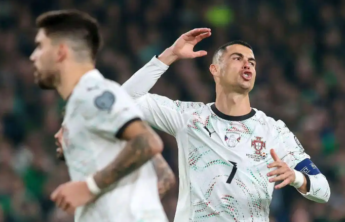 欧洲区世界杯预选赛客场挑战爱尔兰的比赛中，葡萄牙队长C罗在下半场被主裁判直接出示