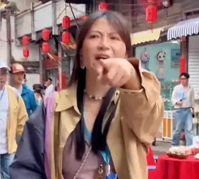 在四川某古镇，一场综艺节目录制让人大开眼界，终于见识到了什么是耍大牌天花板。
原