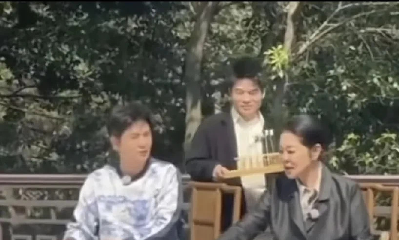 倪萍聊天忽略顶流服务生











怎么回事？我的天哪！顶流巨星竟然沦