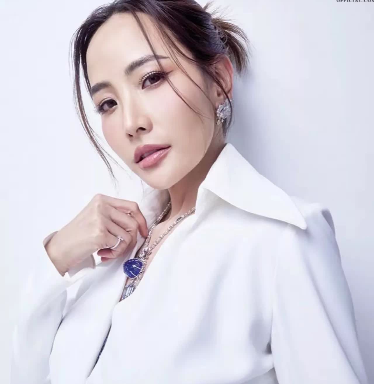 泰国新任总理老婆好漂亮啊！这不直接就一个人见人爱，花见花开吗？

这么迷人的
