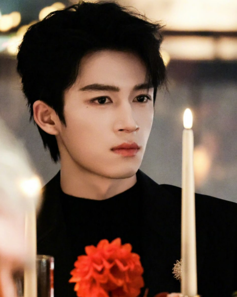 王星越参加芭莎晚宴图，小孩哥长大了