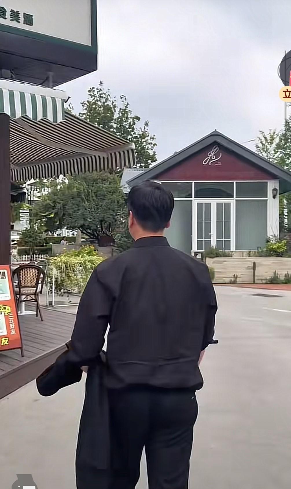 乖乖隆滴咚！赖文峰这走路姿势可太减分啦！原本看着挺绅士有礼的一个人，就因为这一点