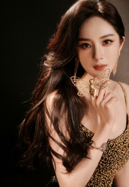 杨幂已确认出席第四届中国电视剧年度盛典，这是她凭借爆款年代剧《生万物》斩获多项主