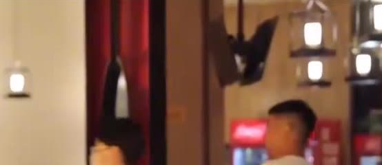 白嫖上瘾了！女子带了亲戚朋友11口人来吃火锅，他们要了包间，点了十只锅底，拿了免