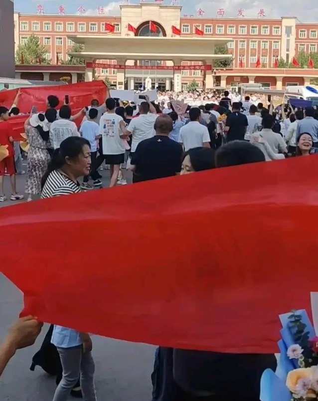 小姑是个雷厉风行的女人，昨天她把刚刚高考完的儿子揍了一顿！
我说你再不满意也不能