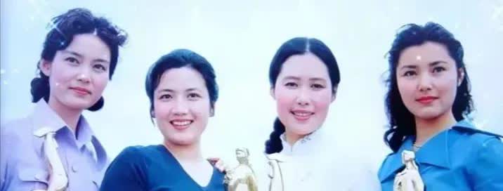 潘虹，李秀明，斯琴高娃，姜黎黎，在一起，笑容满面，举止温柔，笑容灿烂，合影留念，