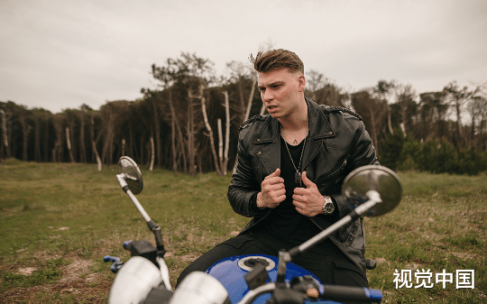 结婚三年，老婆每月1号都要去给前夫洗衣服，甚至卖我送的包养他，羡慕不已的我选择也成为她前夫