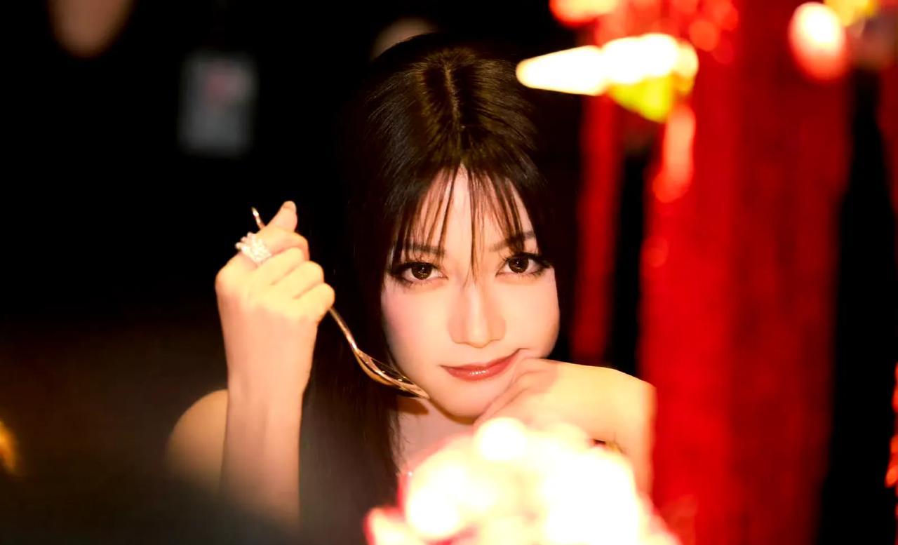 迪丽热巴赤色光影中，伯爵女郎气场全开
