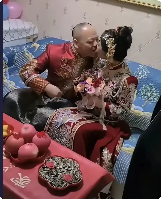 广东梅州，有一名女子跟妈妈前去亲戚家参加婚礼，刚来到亲戚家，发现亲戚家建了一栋大