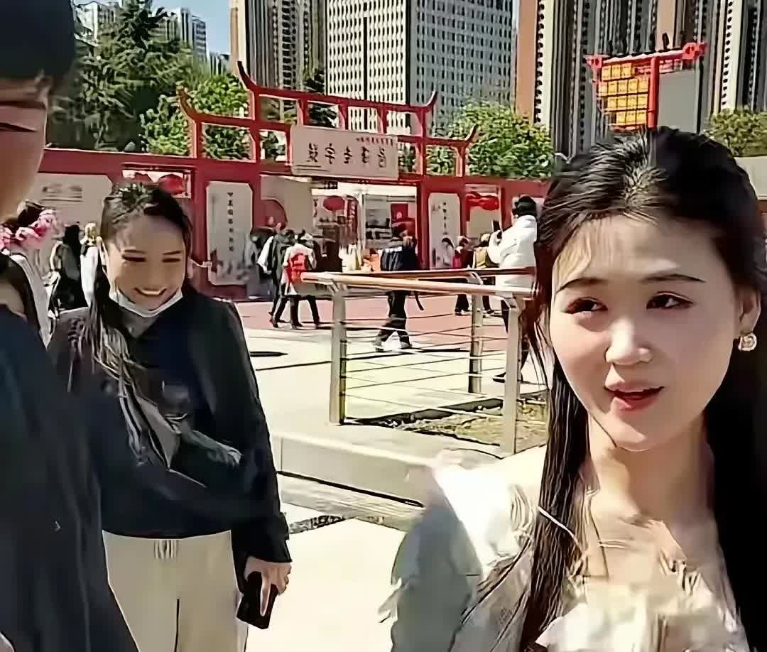 朱小伟确实厉害，我真的很佩服他，第一任娶了陈亚楠，陈亚楠也是美女一个，因为某些原