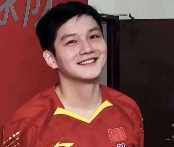 不再死扛奥运积分
他转身去德甲打球
樊振东缺席美国大满贯，却飞去德国给波尔站台，