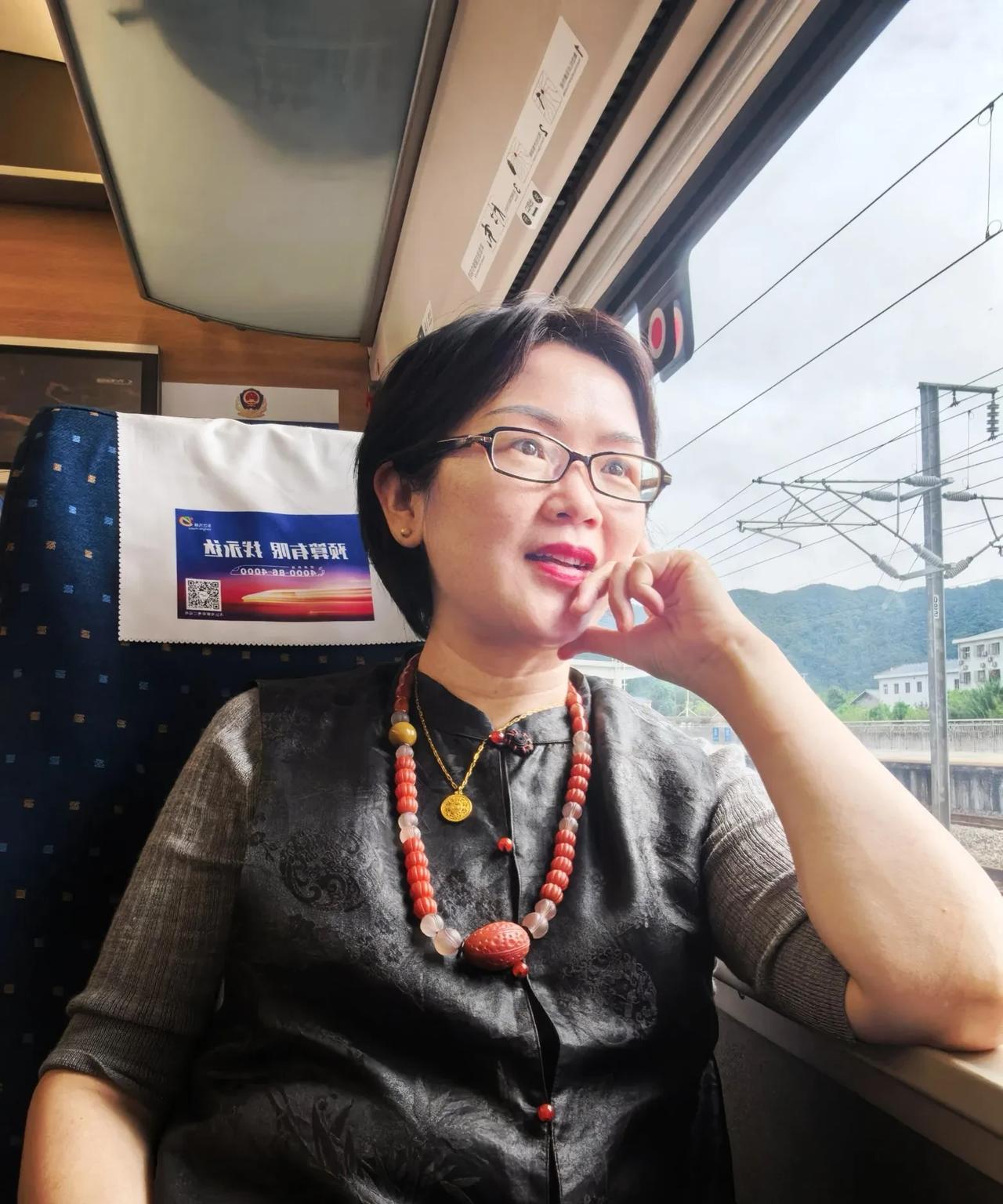 有人说
回故乡一趟
相当于看一次心理医生
提前放假回老家
踩一踩地气
吸一吸空气