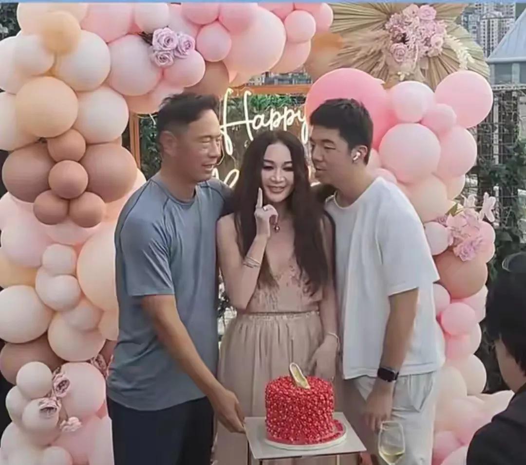 这个孩子真的幸运。
被温碧霞和丈夫领养，从此过上了衣食无忧的生活。
小男孩儿20