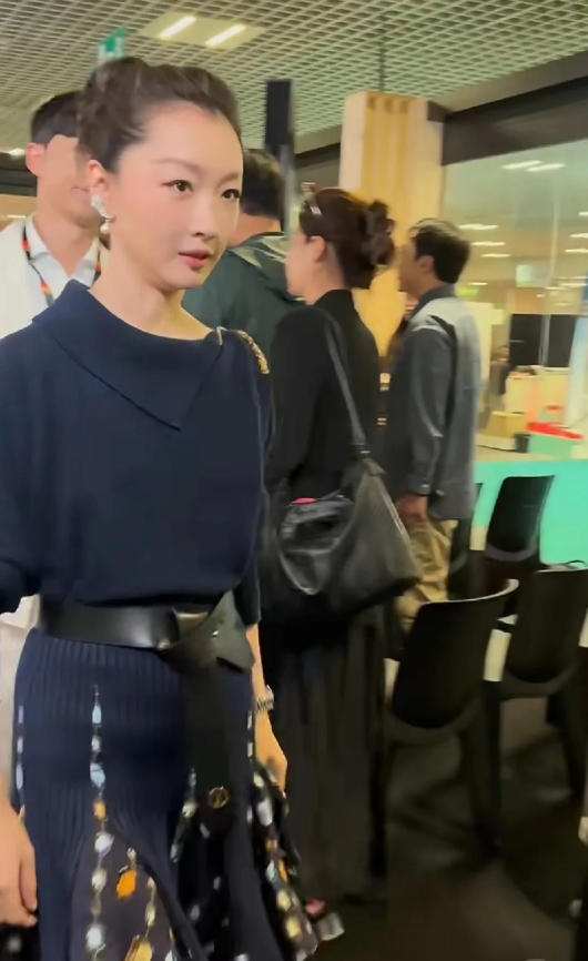 周冬雨在戛纳电影市场，这衣服可以，又是阿姨味儿童。知性的打扮，这衣服是真显老啊，