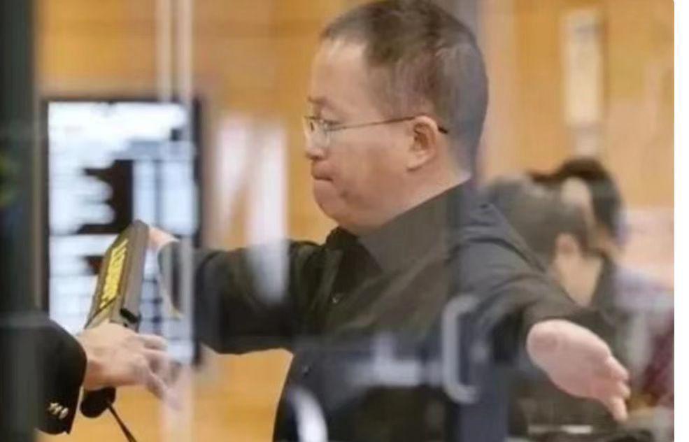 我国芯片行业的顶尖人才张浩，收到美国邀请函，独自飞往美国参加学术会议，但没想到刚