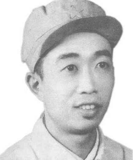 1952年朝鲜战场上，中国志愿军抓获了一名间谍，进行搜身时，志愿军战士在间谍胸前
