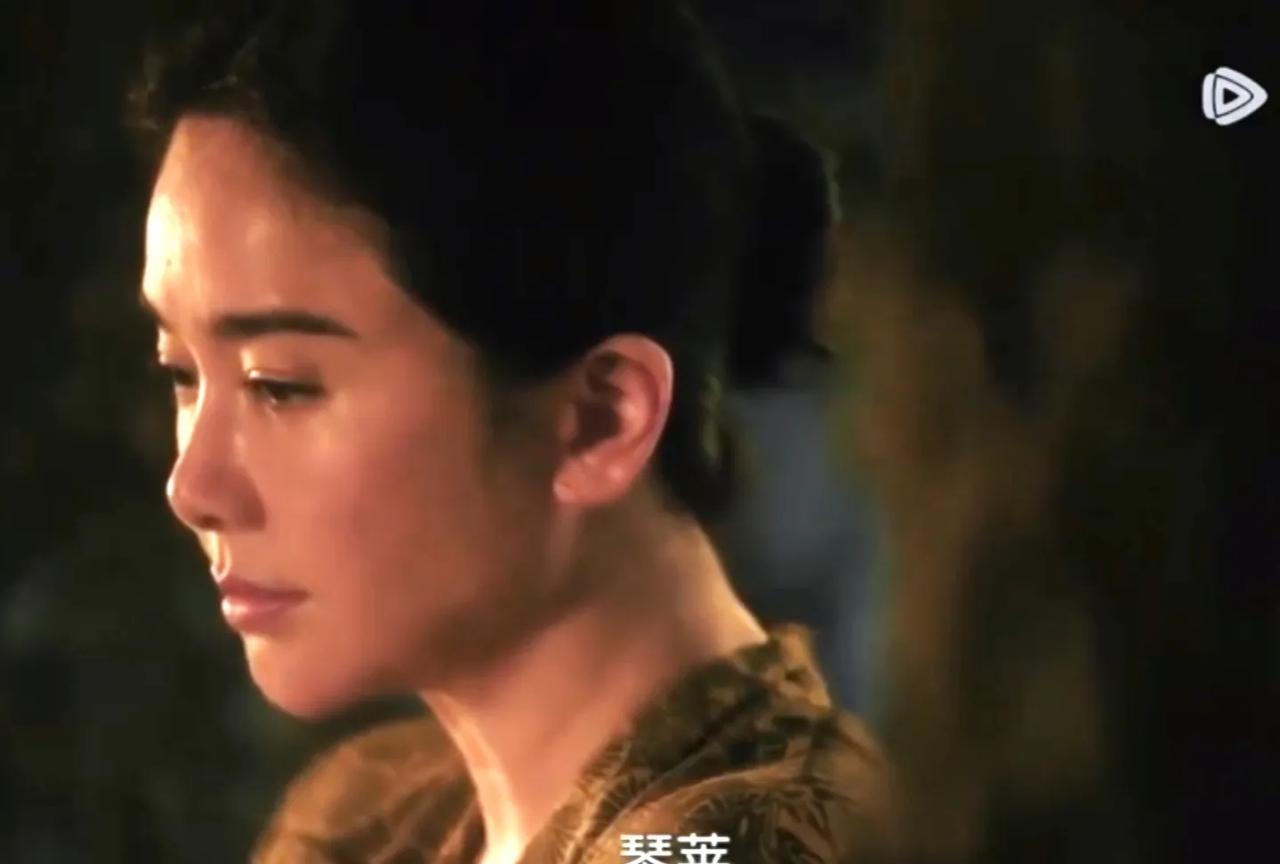 《扫毒风暴》直到王菊花回到了宛北，我才知道了“花姐”真正的名字…
杀手苗伦告诉了