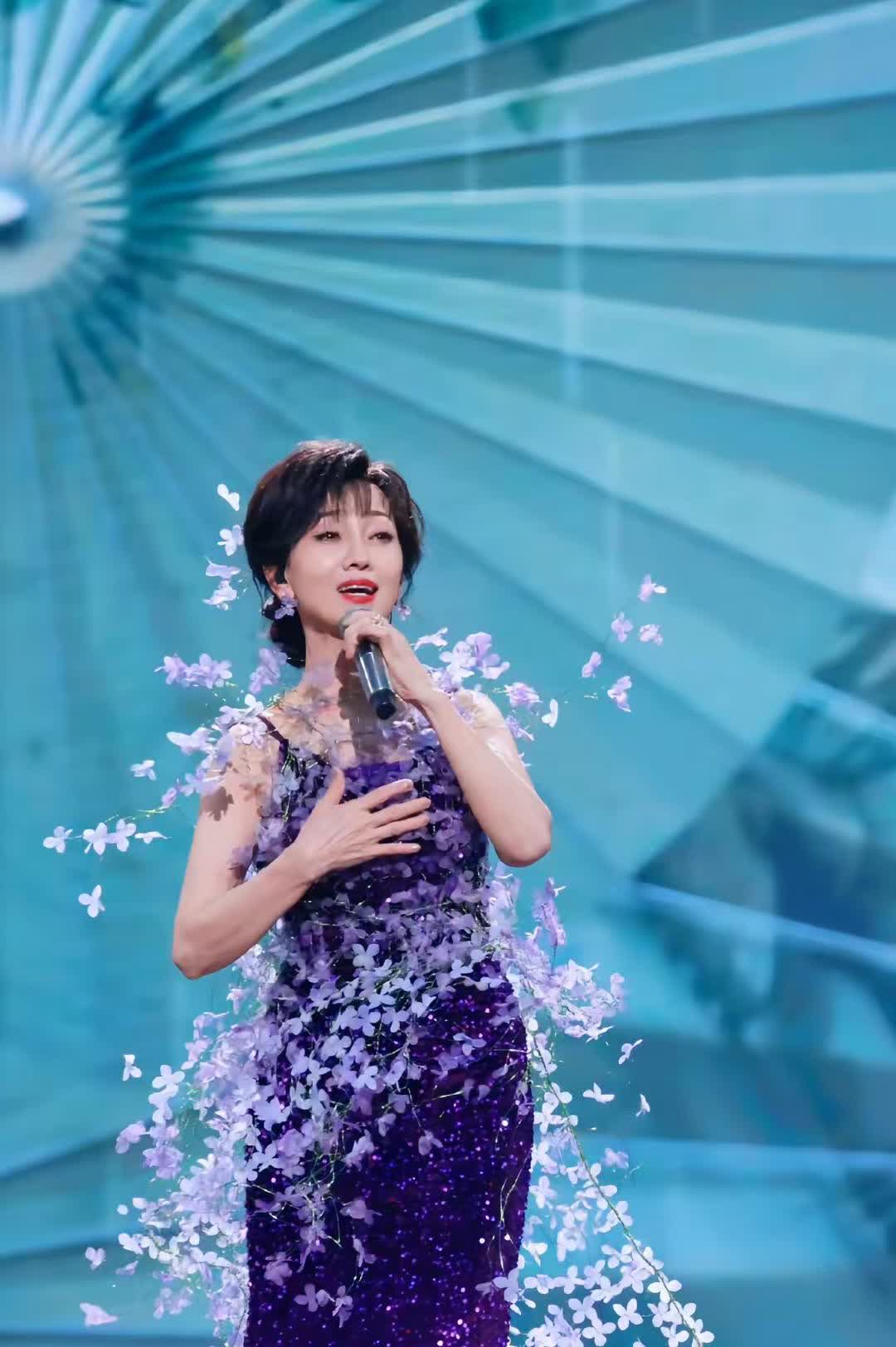 当有很多人去黑她，骂她卖情怀的时候， 又有谁知道，她因为给观众呈现舞台效果，衣服