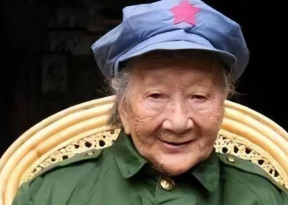 1937年，甘肃一貌美的女红军被敌人抓住，正要拉去砍头。突然，敌军军官叫住了行刑