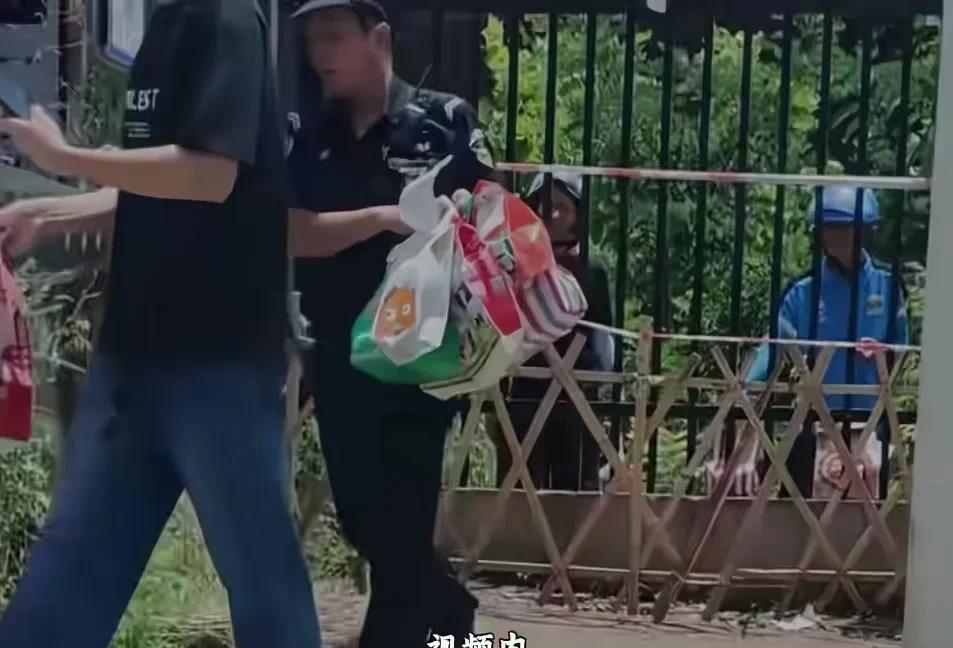 最终还是让保安扛下了所有[黑线]！
6月29日，湖南某职业学院回应保安扔外卖一事