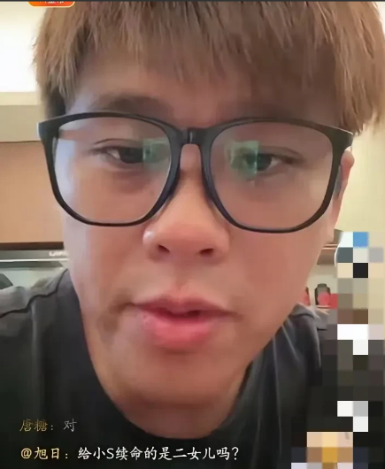 S妈真是踢到了铁板！她就不该骂葛斯齐是“狗吠”。

葛斯齐直接在直播中不给她留脸