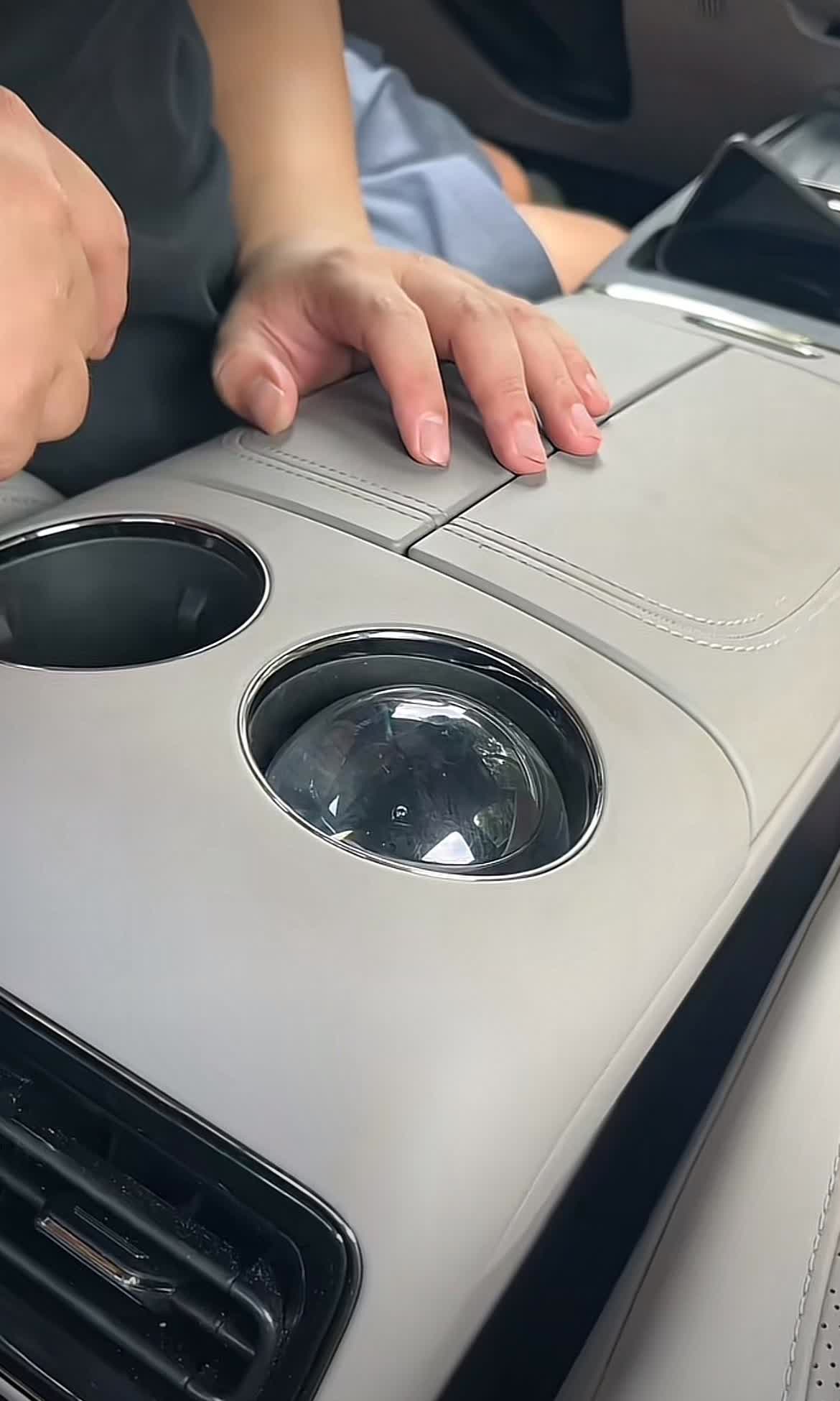 宝贝小祖宗，把灯泡塞在车上杯架里了，挖了半天弄不出来，求支招[捂脸]