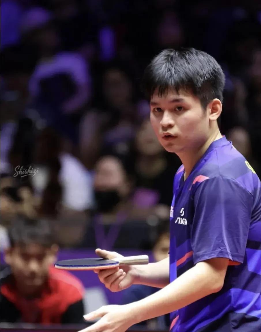 每天四练的世界第一，也卡住了。
背后根源，指向一场关键的教练豪赌。
林诗栋的困境