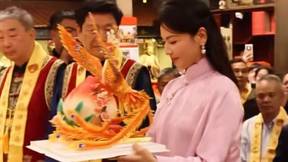刘涛任妈祖推广大使，捧寿桃为妈祖庆生，因演妈祖被福建人崇拜