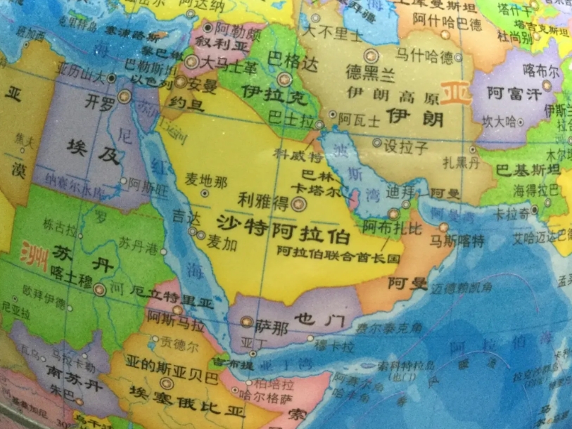 就目前以伊局势，伊朗主要靠导弹，以色列靠战机，打的有来有往。短期看伊朗处于弱势，