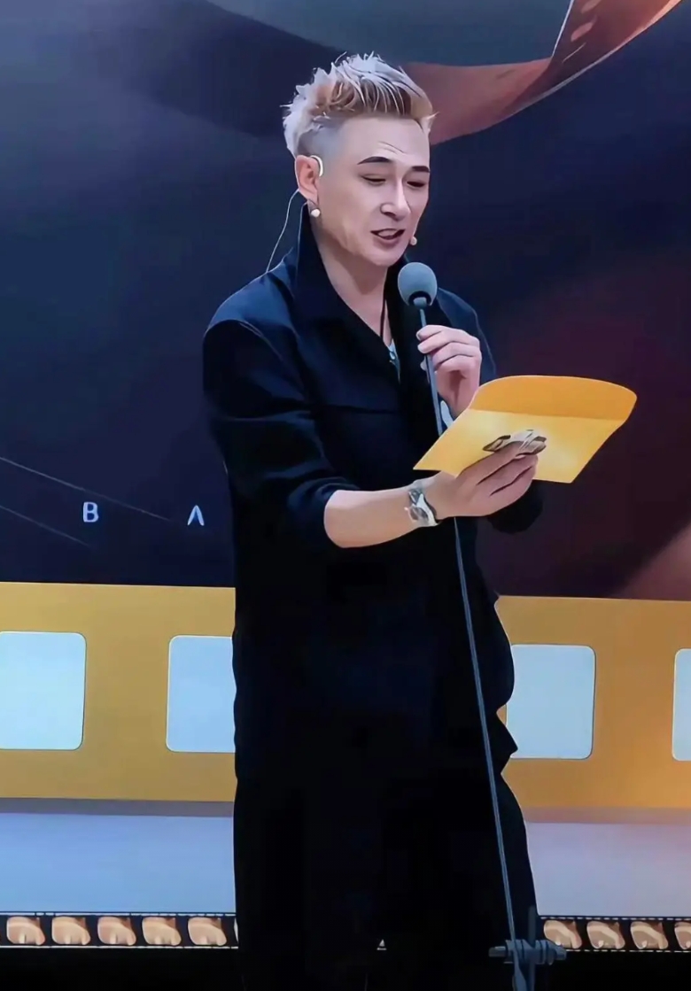 63岁的吴镇宇给我们提了一个醒：年轻是一种姿态，而不在于脸上是否有皱纹。
吴镇宇
