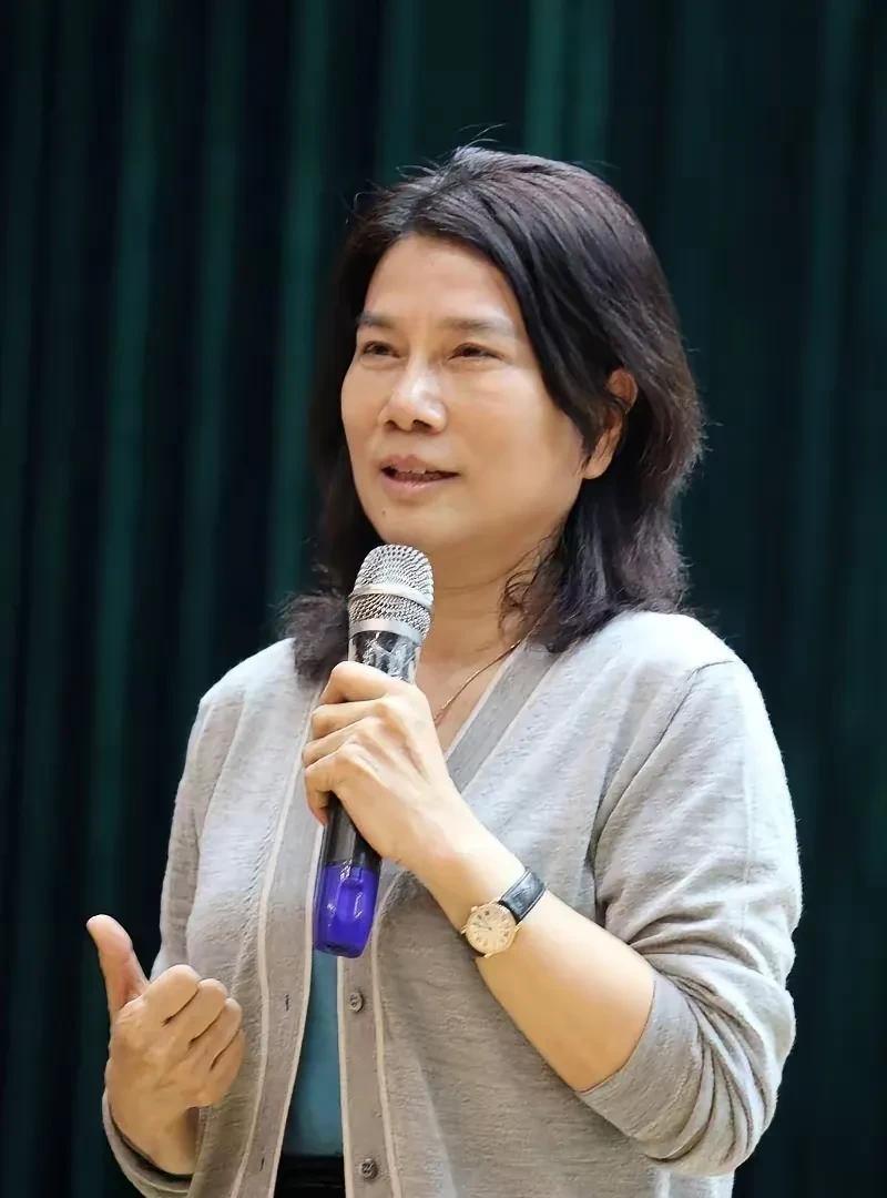 一个70多岁的人，说话如此随意。即使你的企业很成功，也需要自知几斤几两。一个中专