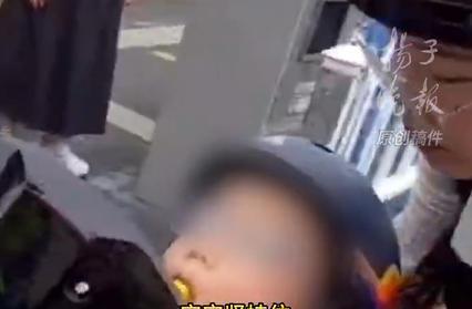 6岁男童误吞伞把满嘴血，男童伞把卡嘴民警消防医护齐上阵
9月1日，江苏南京一名六
