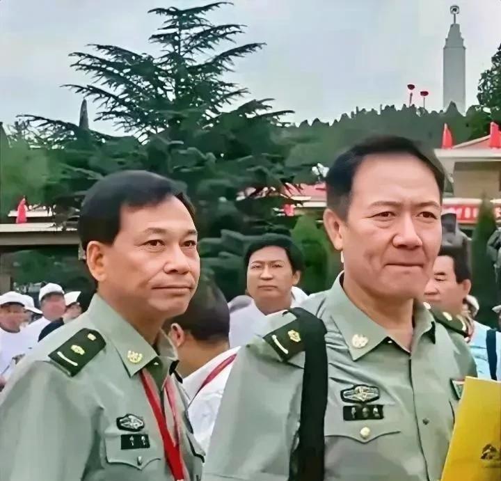 原来他俩都是军人！一身戎装，英姿飒爽！看他俩是谁？
右边的是李幼斌，大家都很熟悉