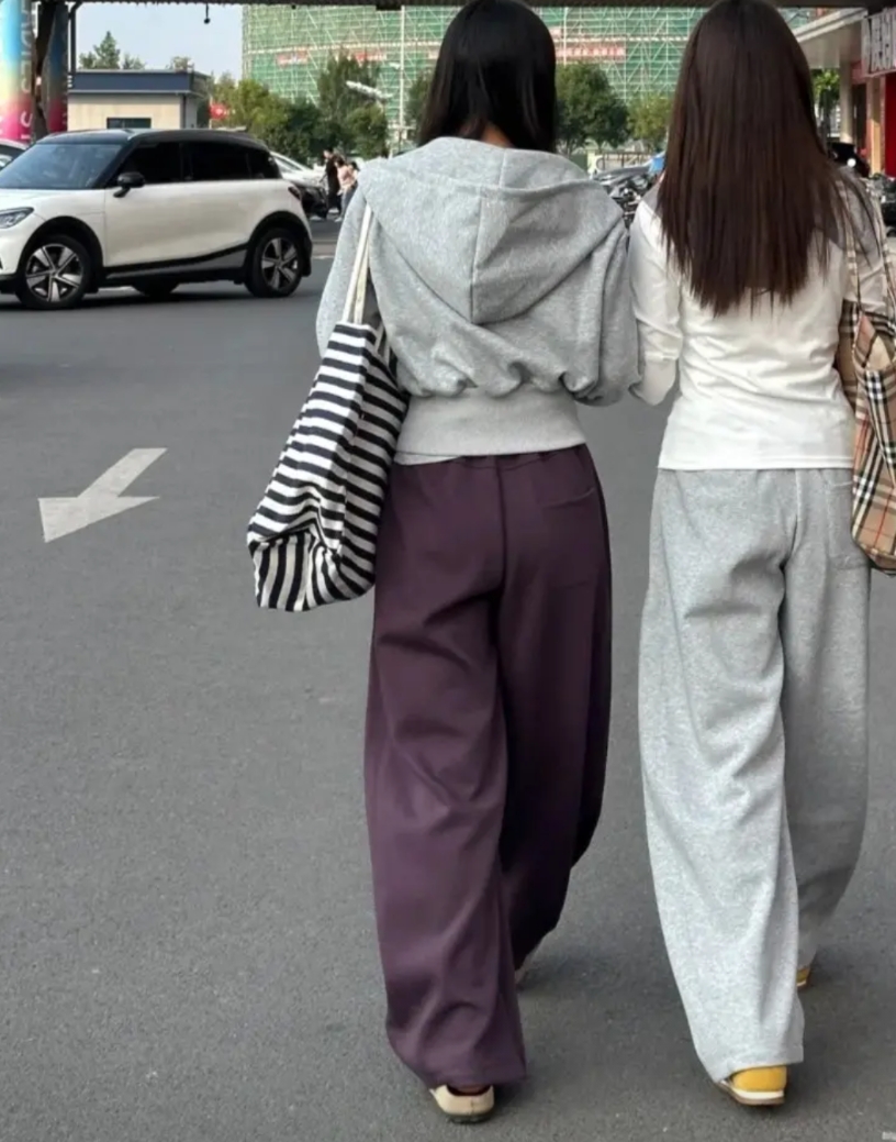 不知道什么时候流行的这种肥裤子
今天逛街看着满大街上都穿这种肥裤子。
前几天我卖