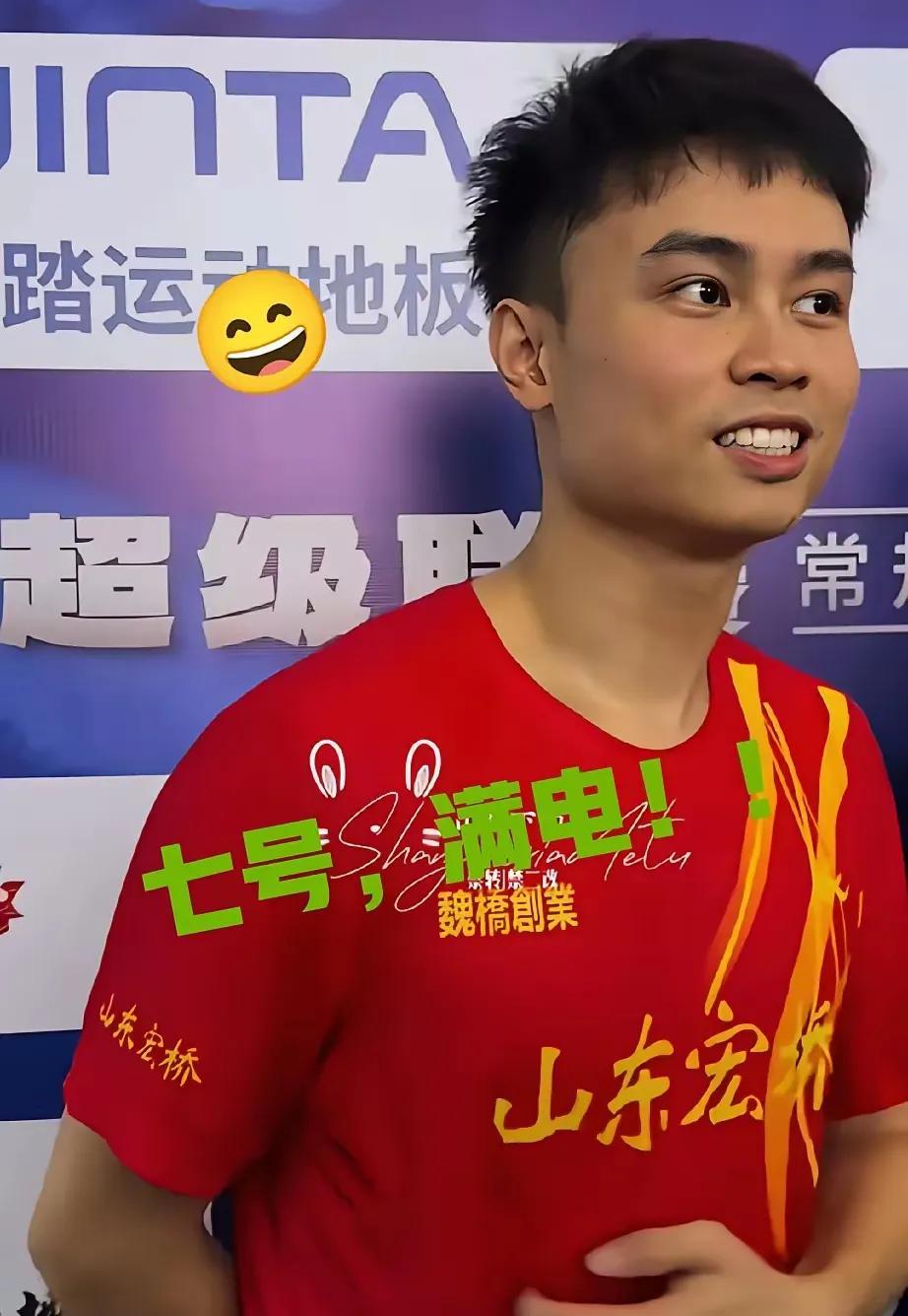 乒超现场天天有新花样，今天王楚钦都被球迷整出来的活给逗乐了！
就山东魏桥对安徽中