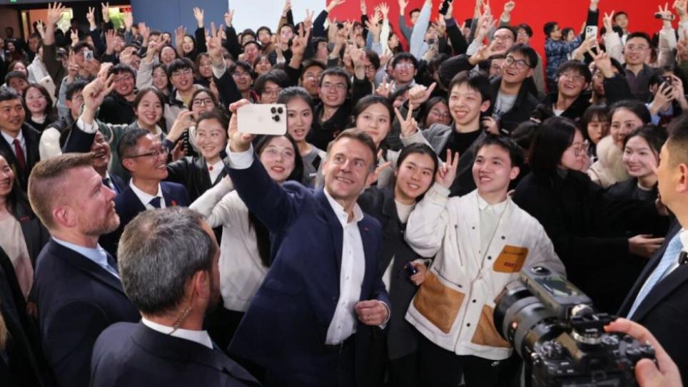 马克龙与川大学生自拍，献花女生站其身后抢镜，清纯五官美如初恋