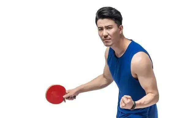 不敢往前迎球，已然处于下风！与水平高的球友打乒乓球时，很多人因惧怕对手，不敢和对