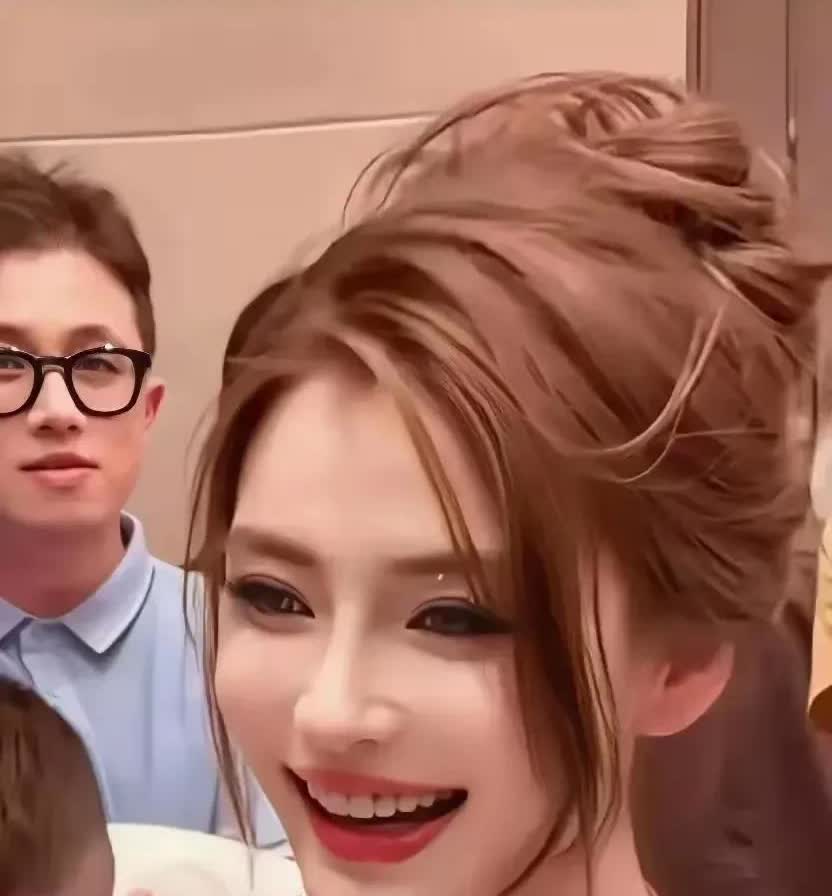 发现了吗，杨颖这次露面大变样了
刚开始以为是妆容的问题
再仔细看，不是妆容，