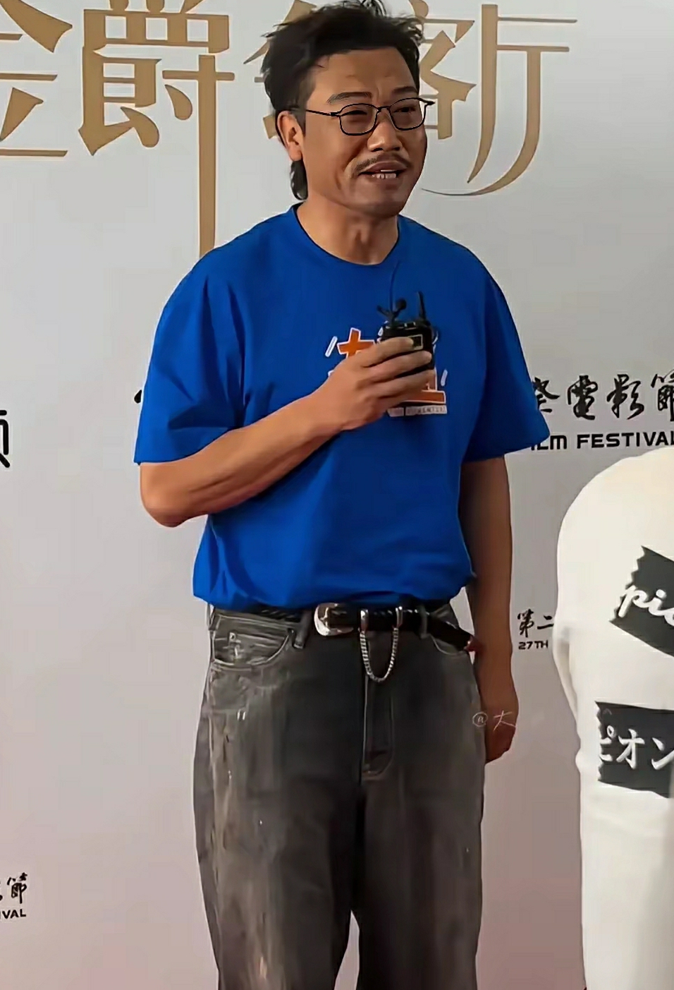 请问这个大哥是贾冰吗？