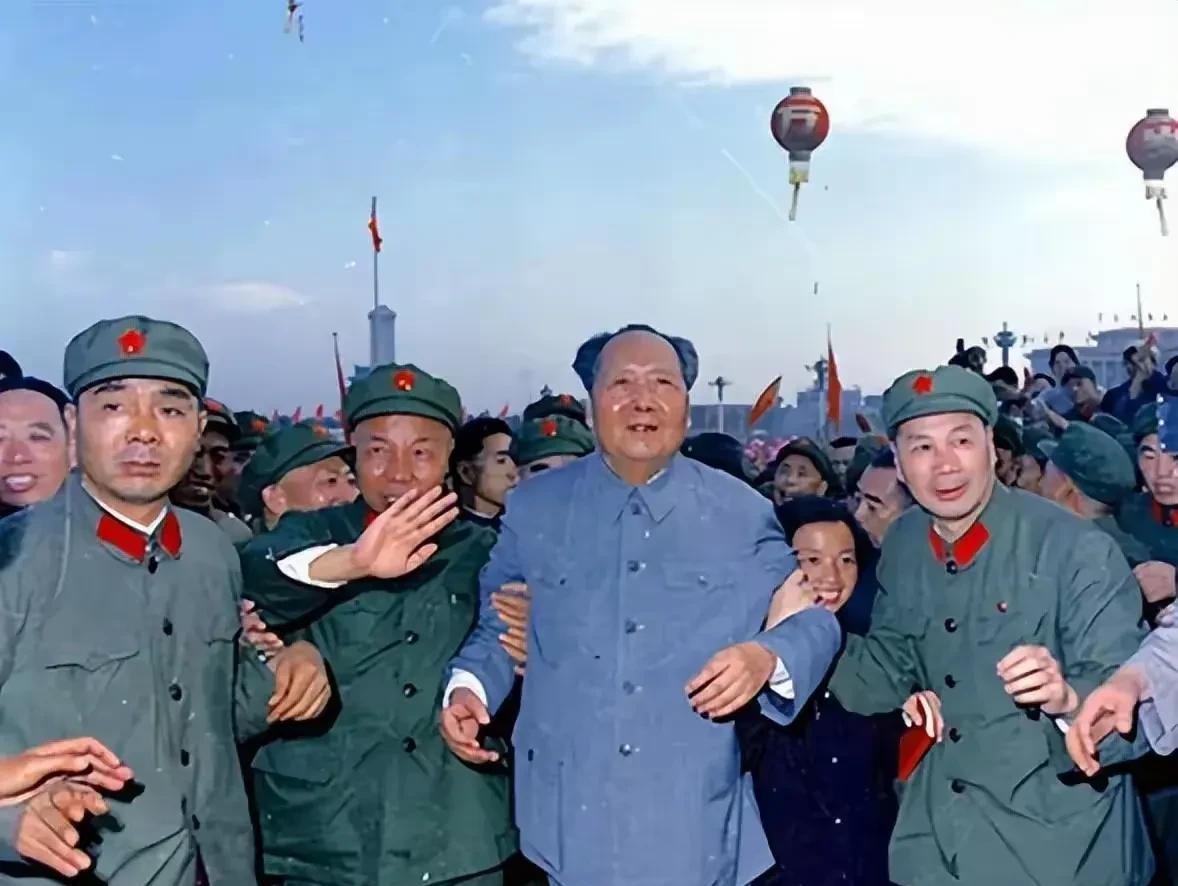 红墙下的光落在他微驼的肩上，两双军装袖口的褶皱里，藏着二万五千里的风雪与三大战役
