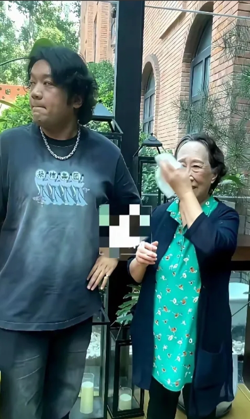 《家有儿女》这部电视剧已经出来20多年了，小雨的扮演者尤浩然来看望剧中的扮演者姥